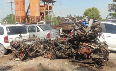 Continúa la compactación de autos y motos