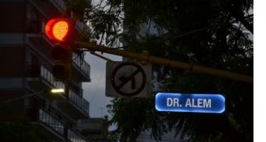 La Municipalidad instala carteles de calles LED en los semáforos
