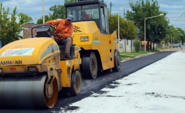 Continúan pavimentando las calles de la ciudad