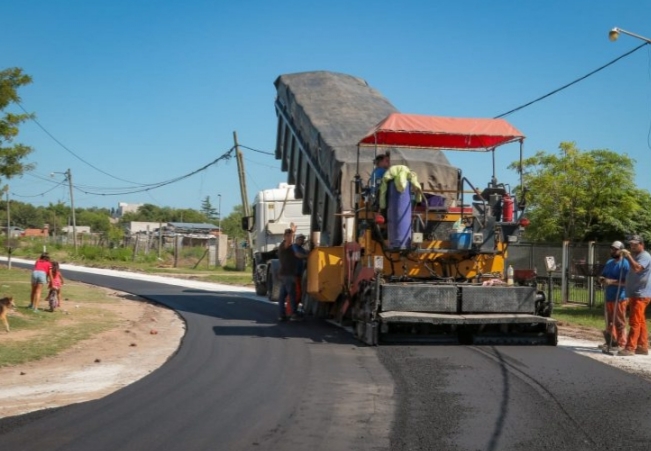 Martínez recorrió la obra de pavimentación en el Barrio Jorge Newbery
