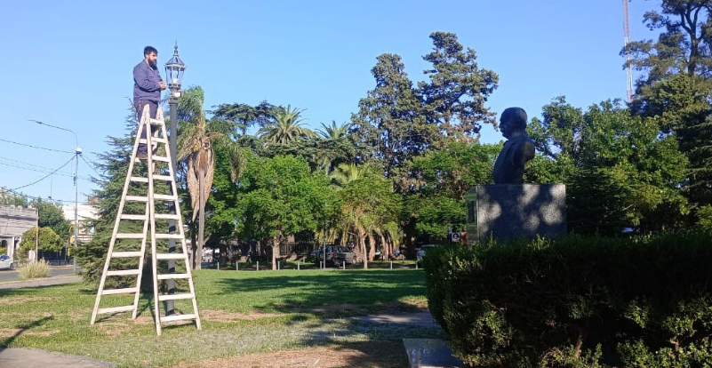 Trabajos de recambio y reparación en las farolas coloniales de 3 plazas