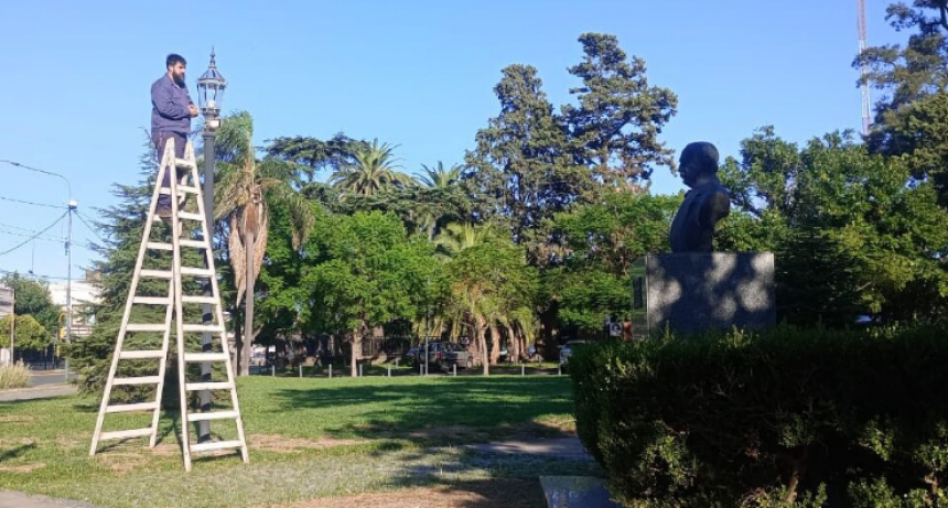 Trabajos de recambio y reparación en las farolas coloniales de 3 plazas