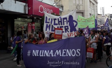 Las mujeres se movilizaron desde la Peatonal al puente del Terraplén 