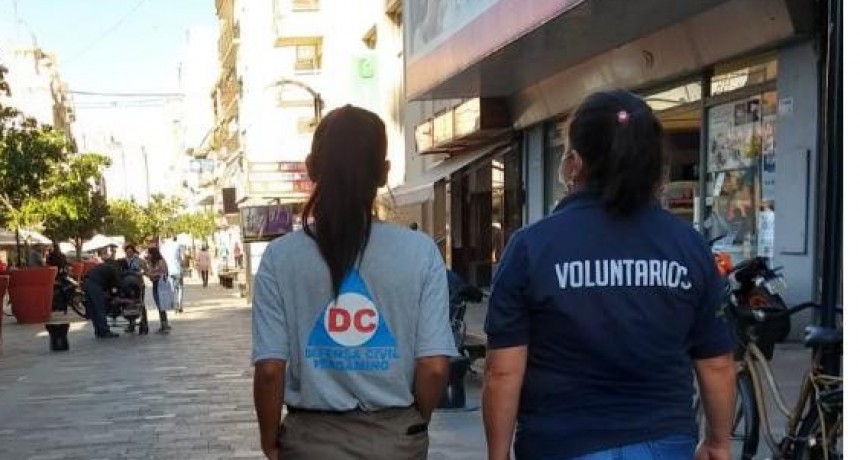 Defensa Civil recorre la ciudad repartiendo barbijos y alcohol en gel