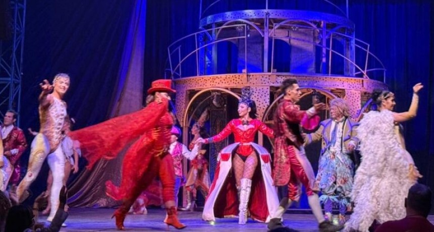 Adultos mayores disfrutaron de una emotiva salida gratuita al Cirque XXI