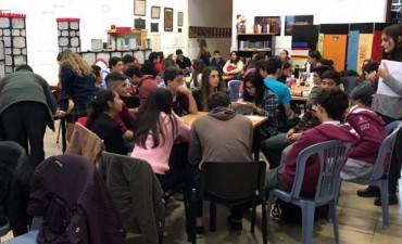 Gran participación en el parlamento estudiantil