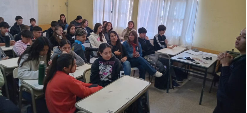 Charla sobre violencia en el noviazgo en la localidad de Acevedo