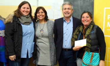 El Intendente entregó más de 5 millones de pesos a escuelas del Partido 