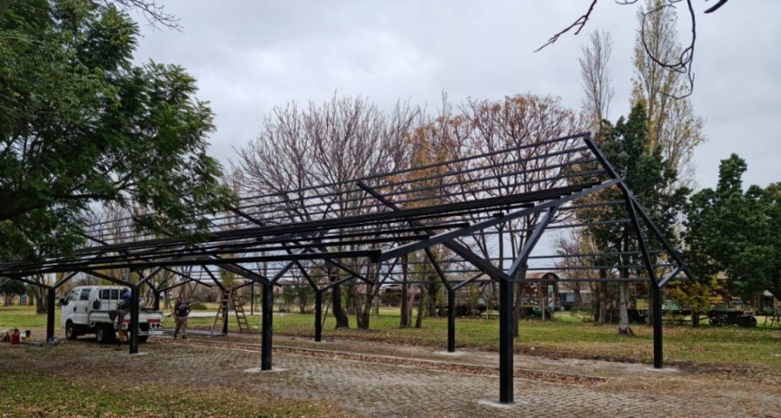 La estructura para la Feria en Parque España ya va tomando forma