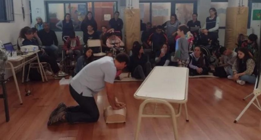Salud brindó una jornada de RCP en la Escuela Especial 503