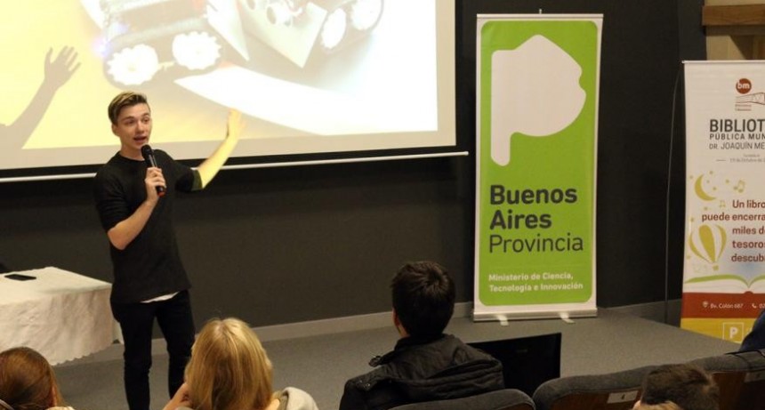 El campeón mundial de robótica disertó a sala llena