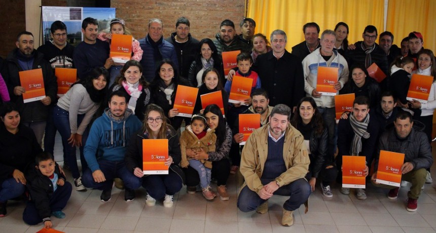 Vecinos de Acevedo recibieron lotes para construir sus casas