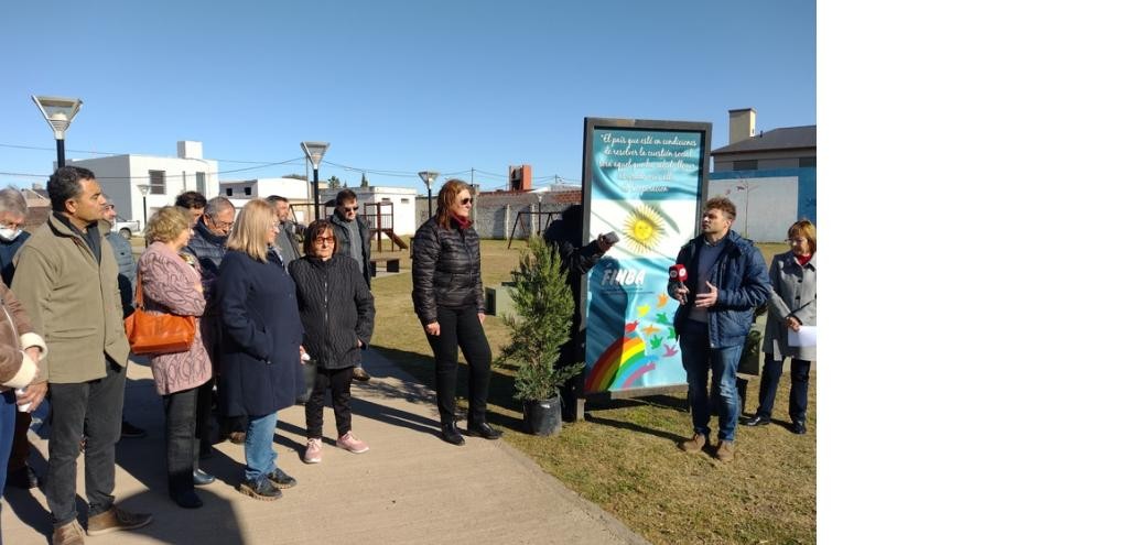 Plantaron dos pinos en conmemoración al Día del Cooperativismo