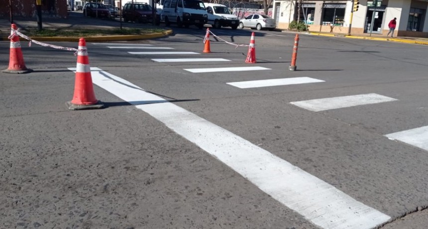 Trabajos de pintura y demarcación vial en las calles de la ciudad