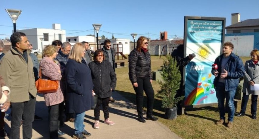 Plantaron dos pinos en conmemoración al Día del Cooperativismo