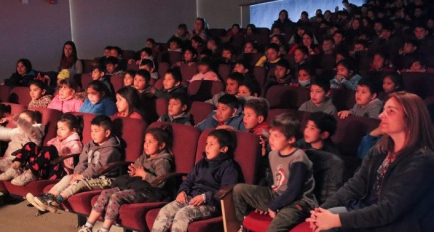 Los alumnos de los CDC disfrutaron de una función de teatro