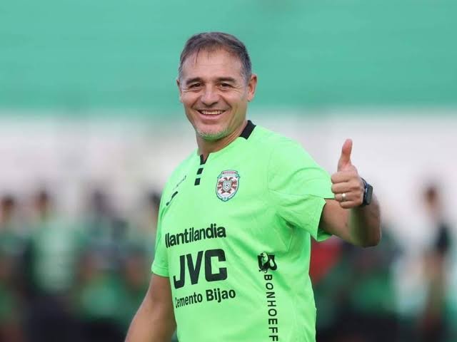 Hern&aacute;n Medina es el nuevo t&eacute;cnico de Douglas Haig
