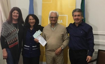 El Intendente entregó más de 1 millón de pesos a escuelas del partido