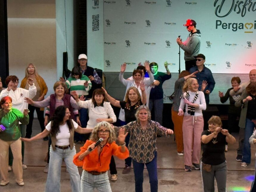 M&aacute;s de 300 adultos mayores disfrutaron a pura m&uacute;sica, baile y humor