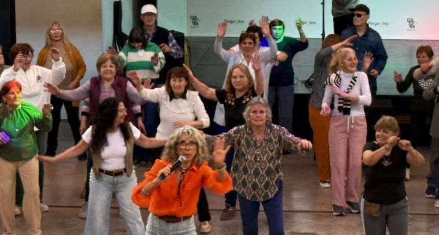 M&aacute;s de 300 adultos mayores disfrutaron a pura m&uacute;sica, baile y humor