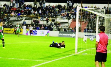 Douglas volvió a ganar y quedó a un punto del líder