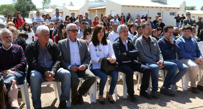El Intendente y el Vicegobernador entregaron las últimas casas del barrio 148 viviendas