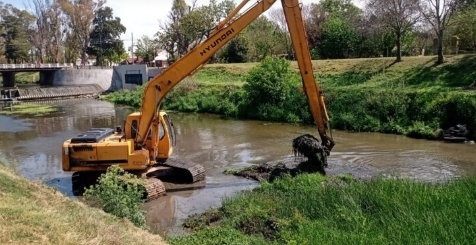 Avanzan las tareas de dragado del Arroyo Pergamino