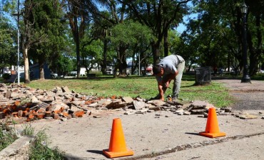El Municipio está reparando la vereda de la plaza San José